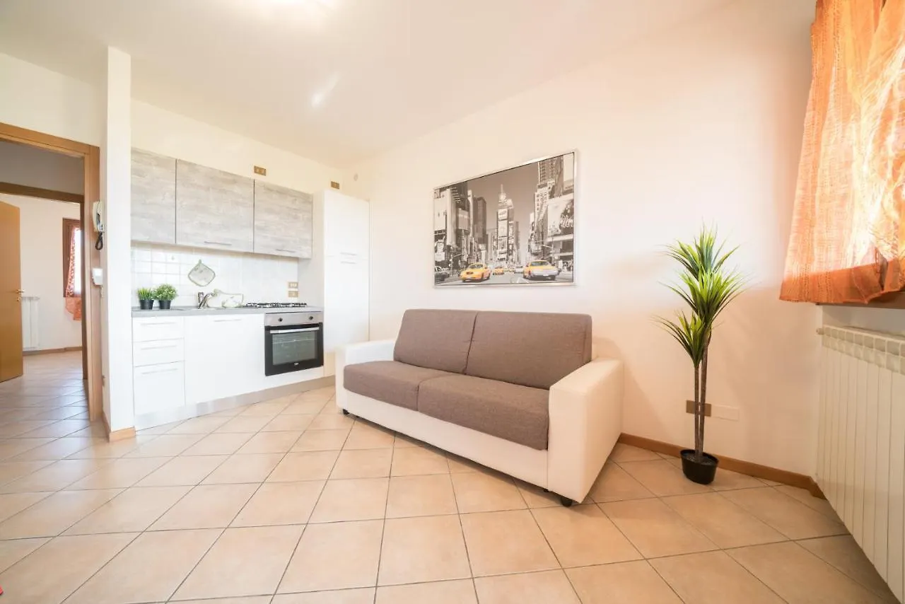 Gardappartamenti Cascinale Pool Desenzano del Garda Italia